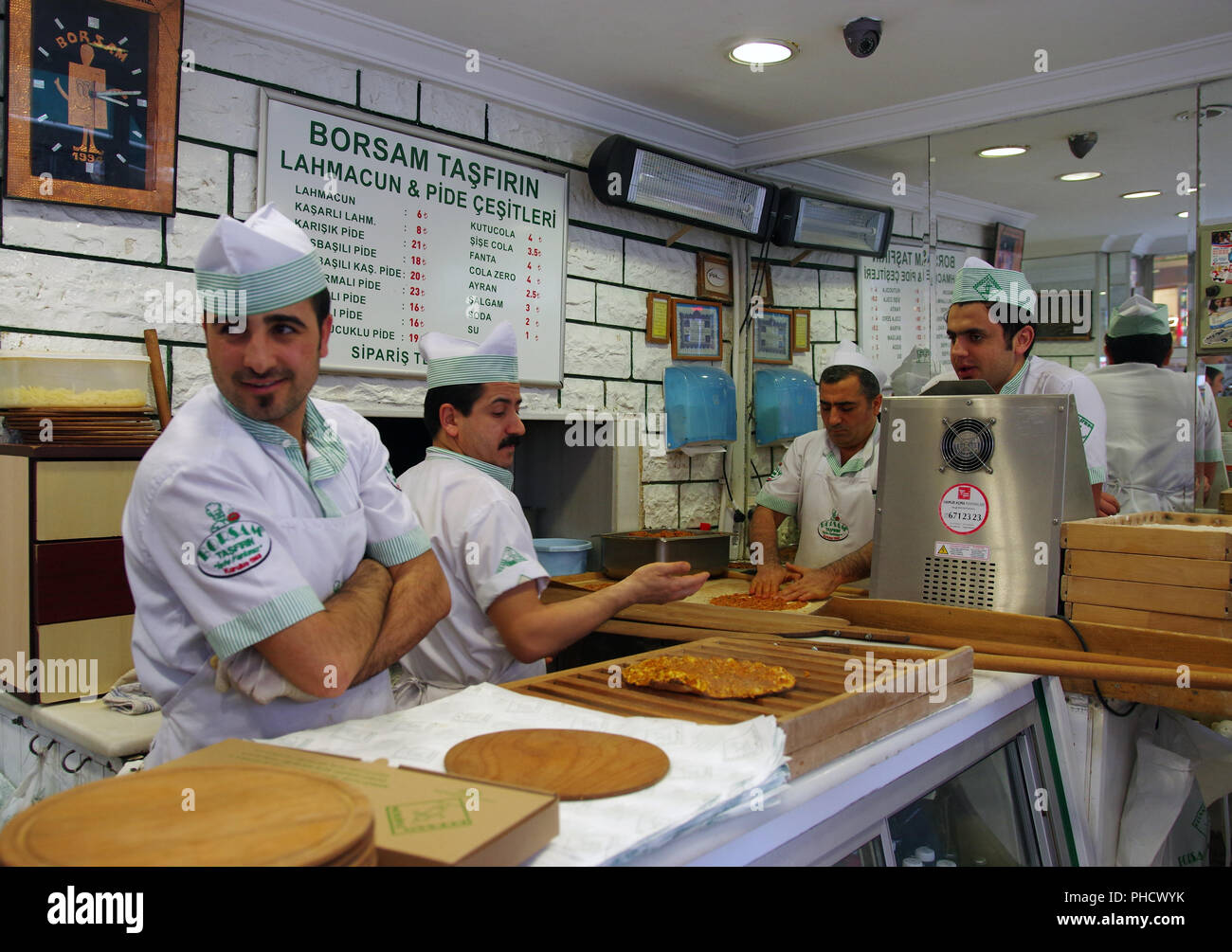Uniformata dei lavoratori di un Pide ristorante, Istanbul, Turchia Foto Stock
