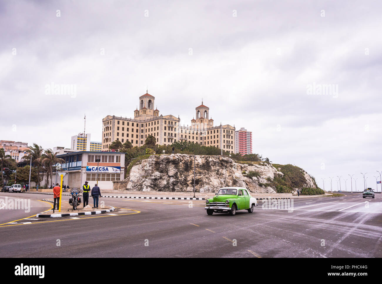 L'Avana, Cuba / Marzo 21, 2016: Vintage verde auto sul Malecon autostrada di fronte storico Hotel Nazionale. Foto Stock