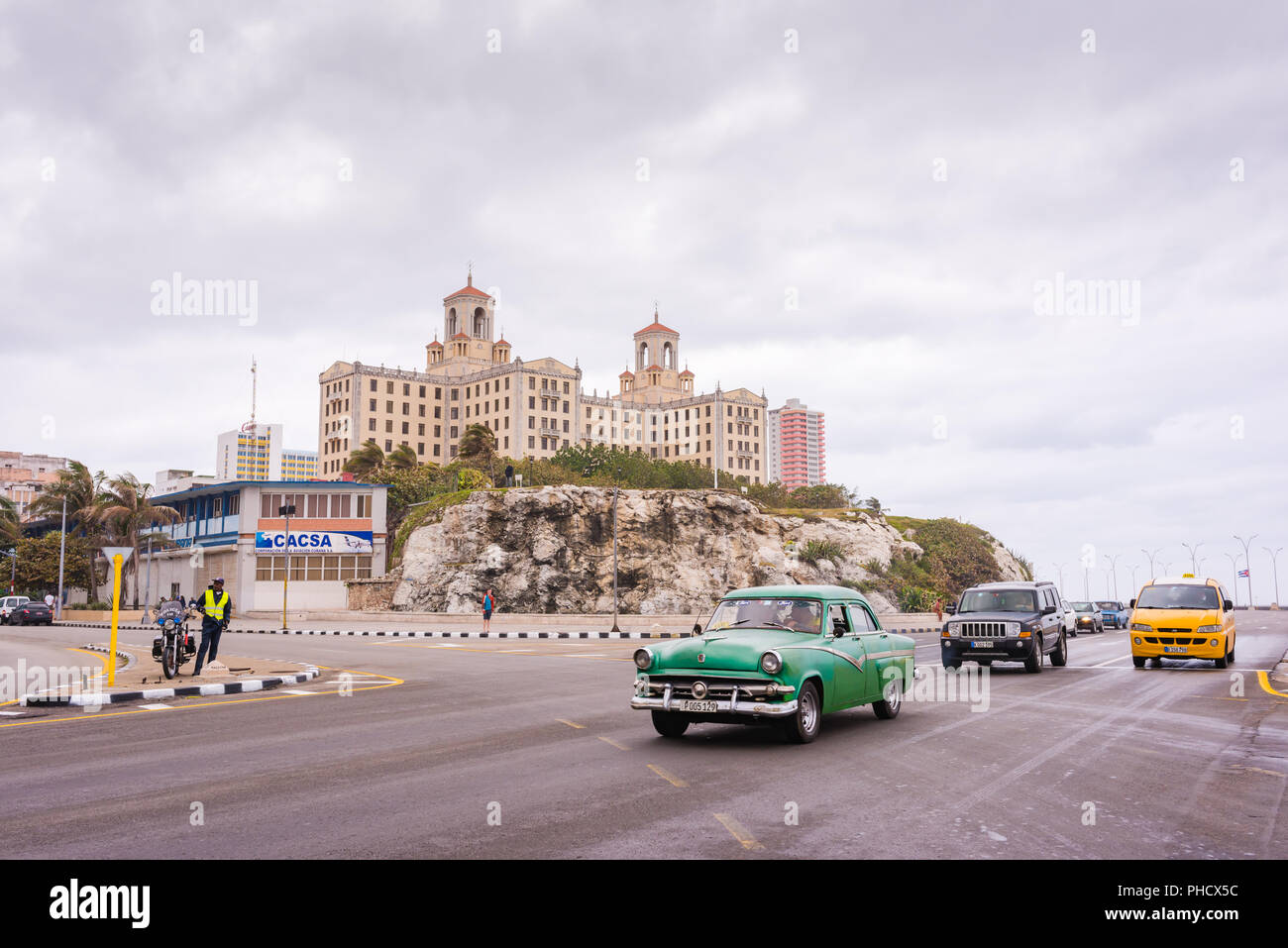 L'Avana, Cuba / Marzo 21, 2016: Malecon - seawall - autostrada nella parte anteriore del colle sormontato da uno storico Hotel Nacional de Cuba. Foto Stock