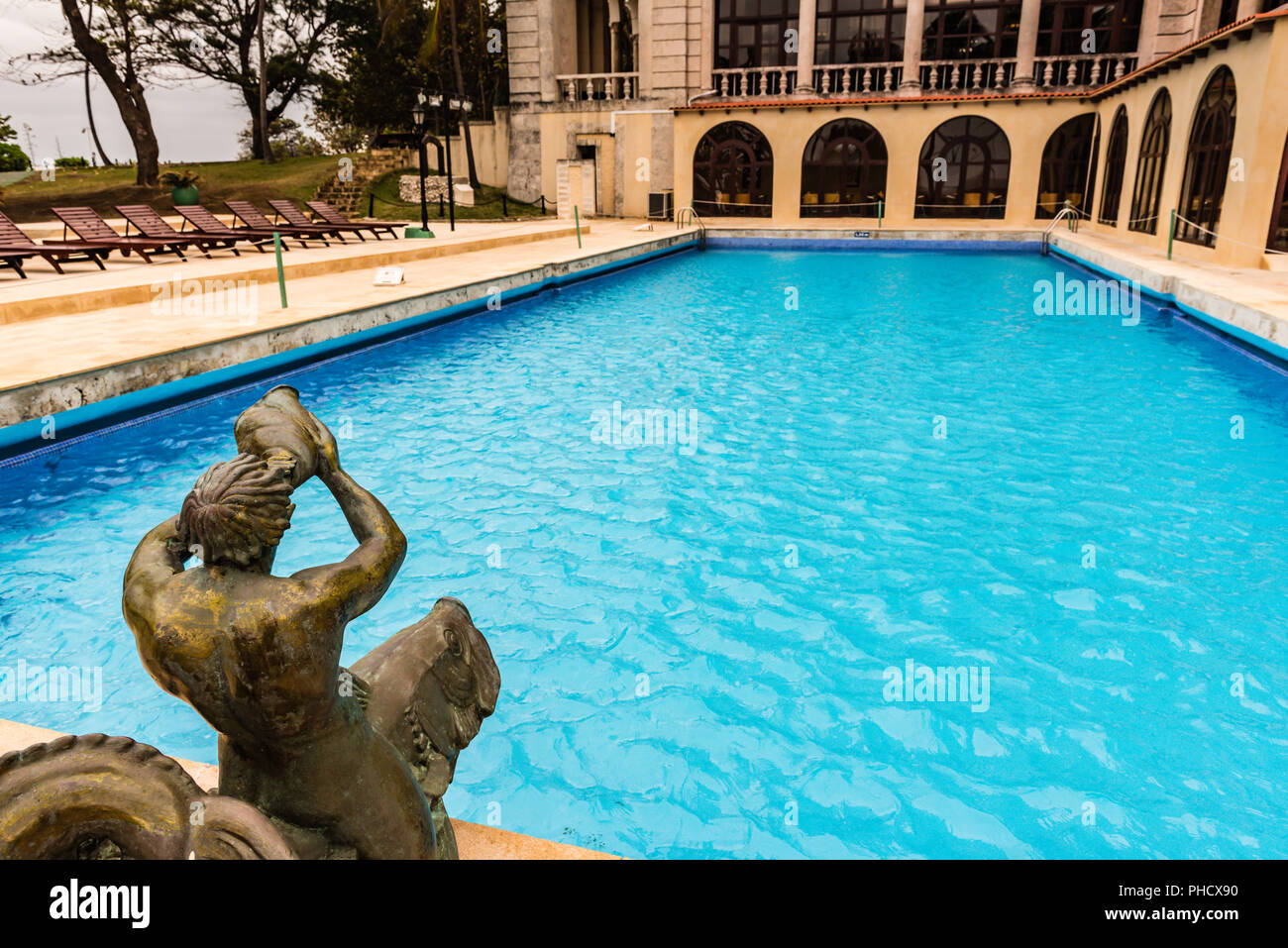 L'Avana, Cuba / Marzo 21, 2016: piscina esterna nello storico Hotel Nacional con dettagli di art deco risalente al 1930 Foto Stock