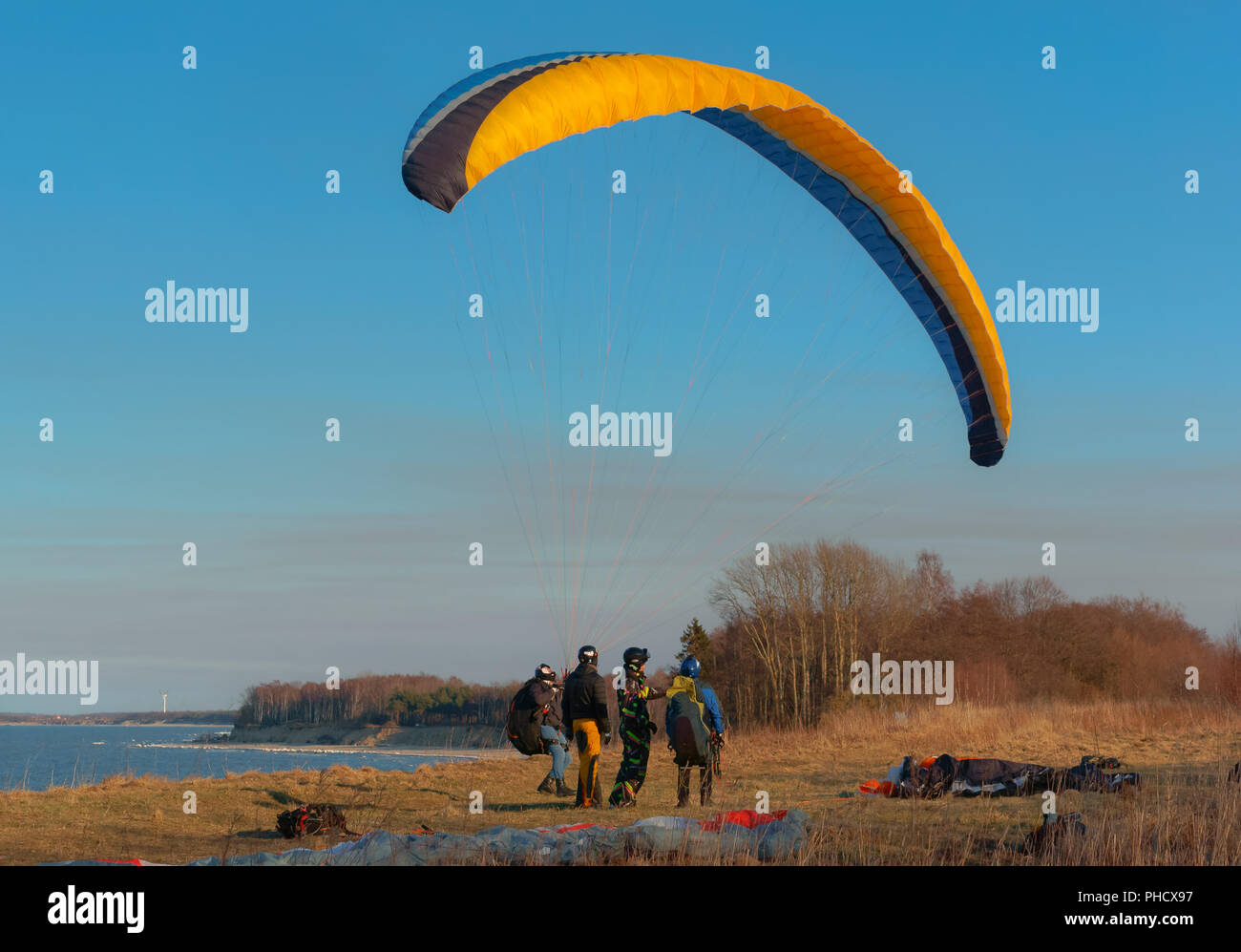La regione di Kaliningrad, Russia, Marzo 18, 2018, parapendii sul Mar Baltico, extreme voli sulla non-alianti motorizzati Foto Stock