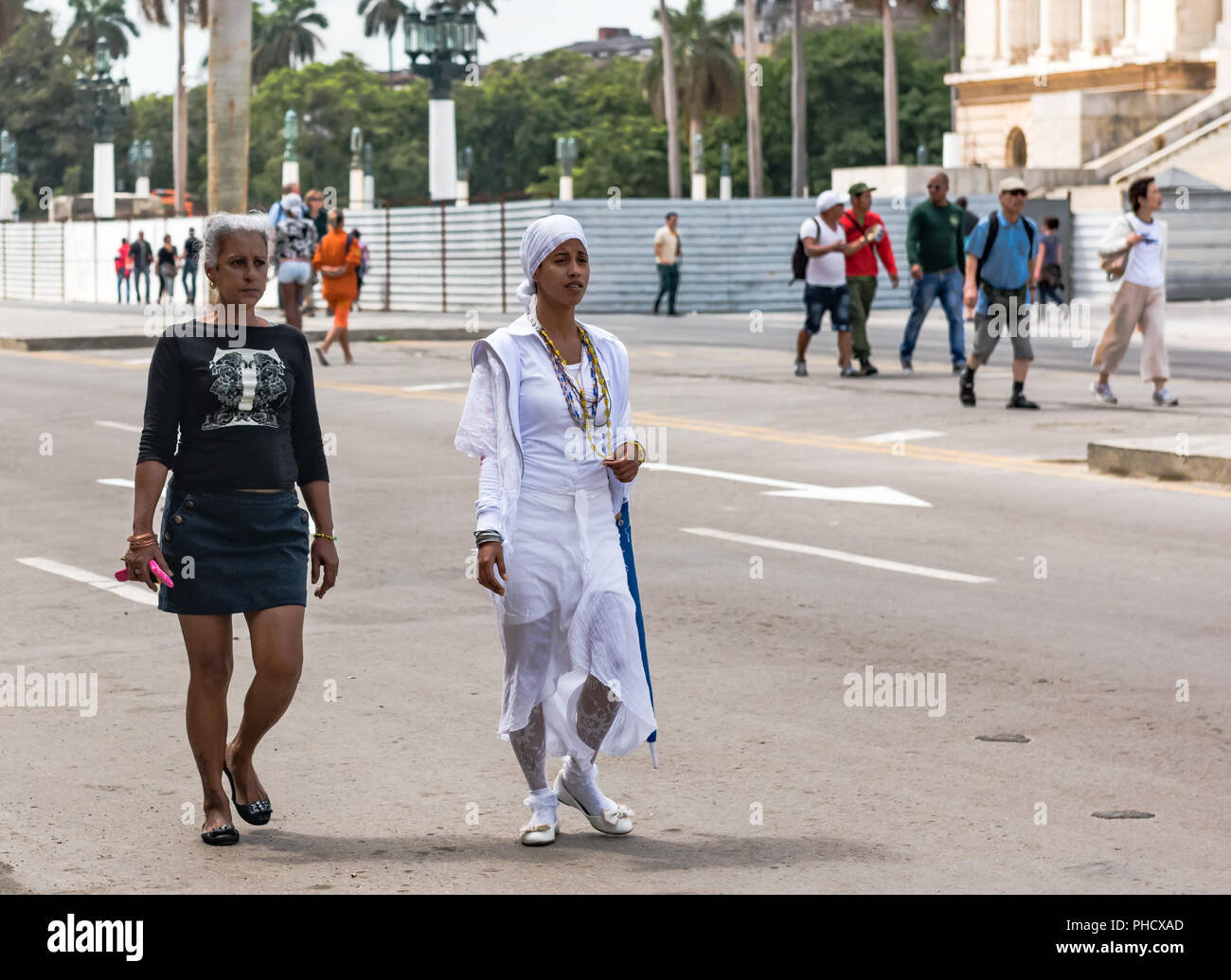 Riconoscibili perché indossa testa a punta bianca, questa donna è un nuovo avvio nella religione cubana della Santeria. Foto Stock