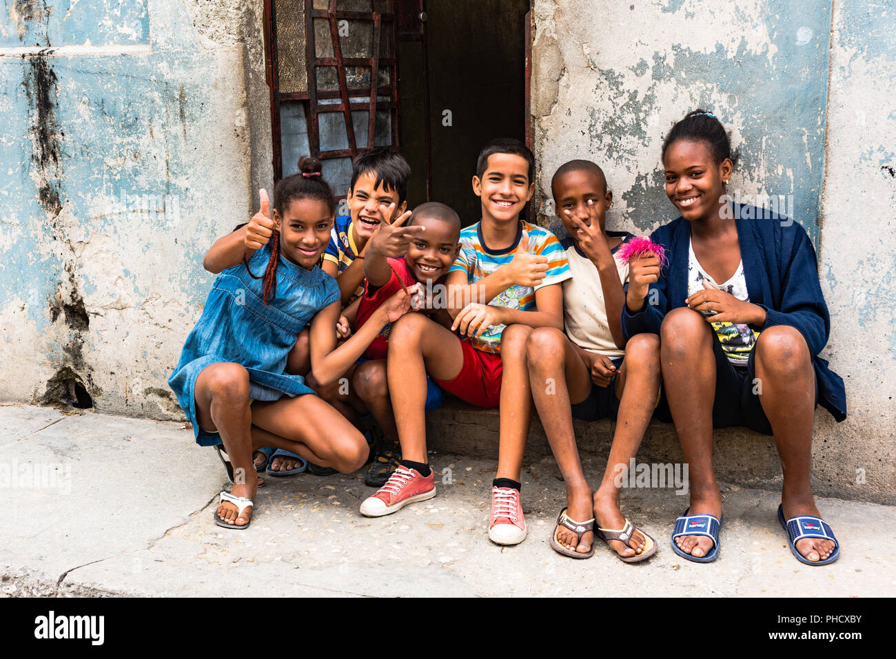 Diversi gruppi di bambini in attesa presidente Obama la storica visita a Cuba sono entusiasti e felici di vedere gli americani a l'Avana Vecchia. Foto Stock