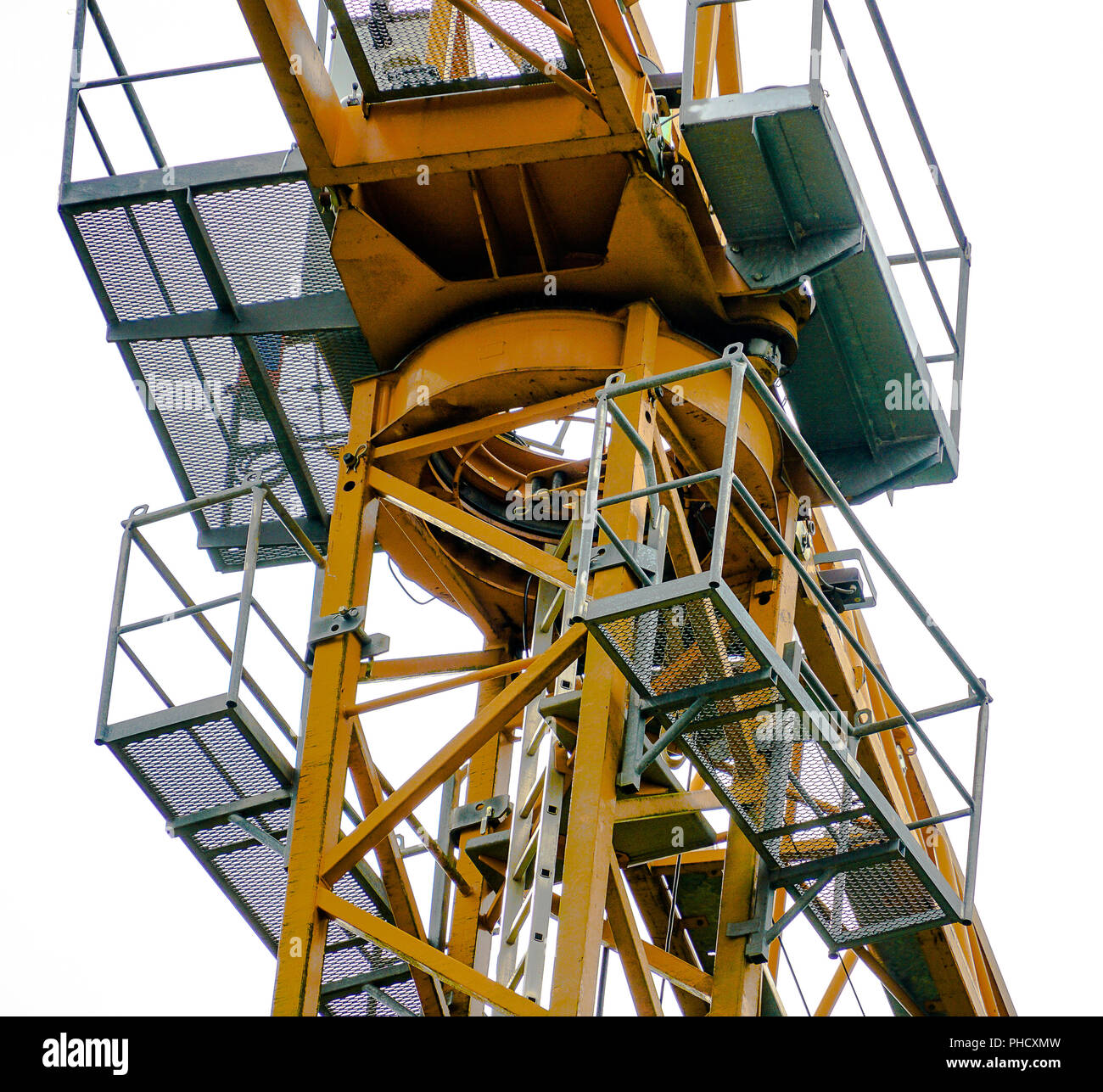 Cabina di una gru, girato da sotto Foto Stock