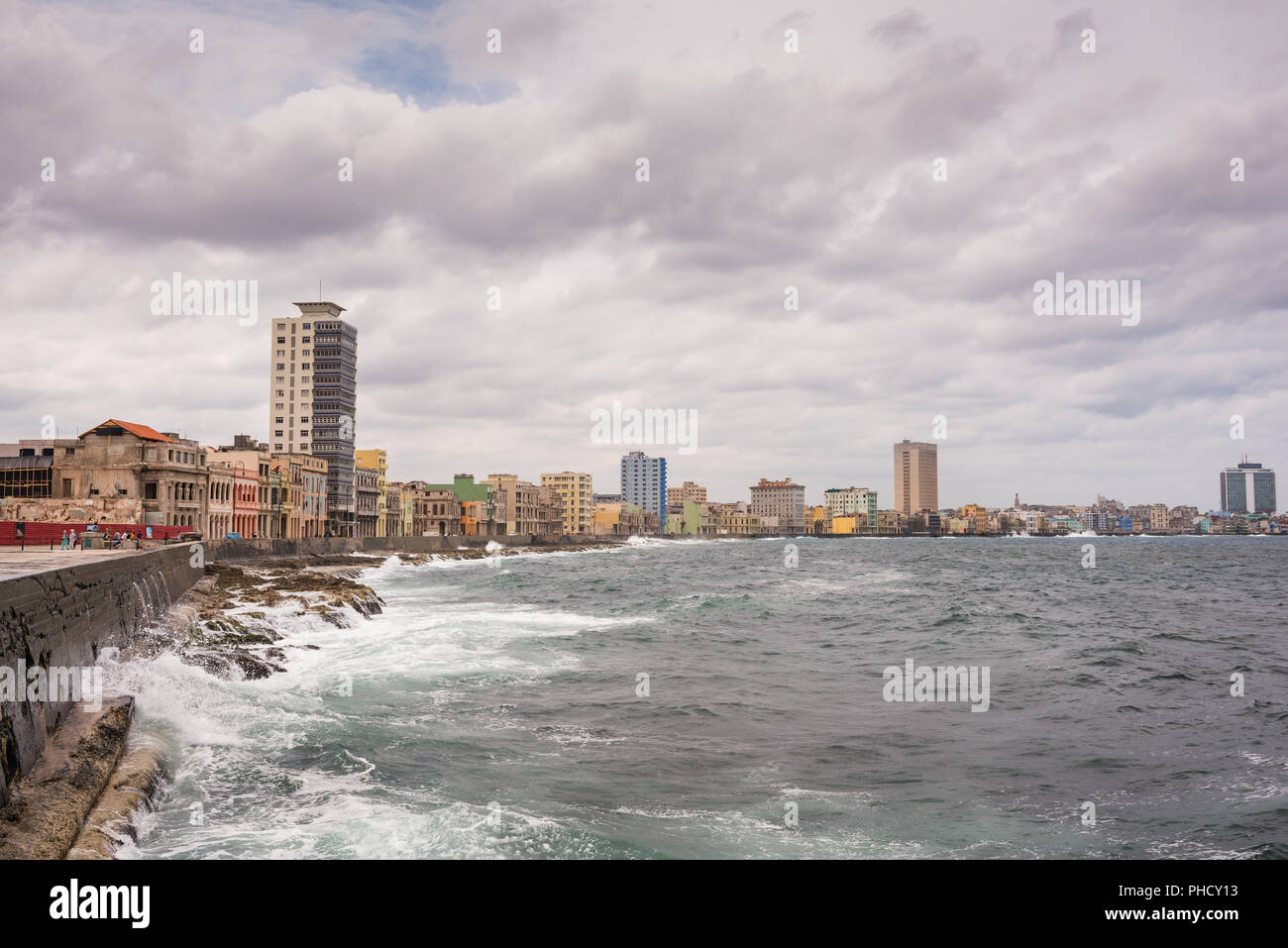 L'Avana, Cuba / Marzo 22, 2016: alte onde durante la tempesta surge sul Malecon seawall a La Havana Bay. Foto Stock