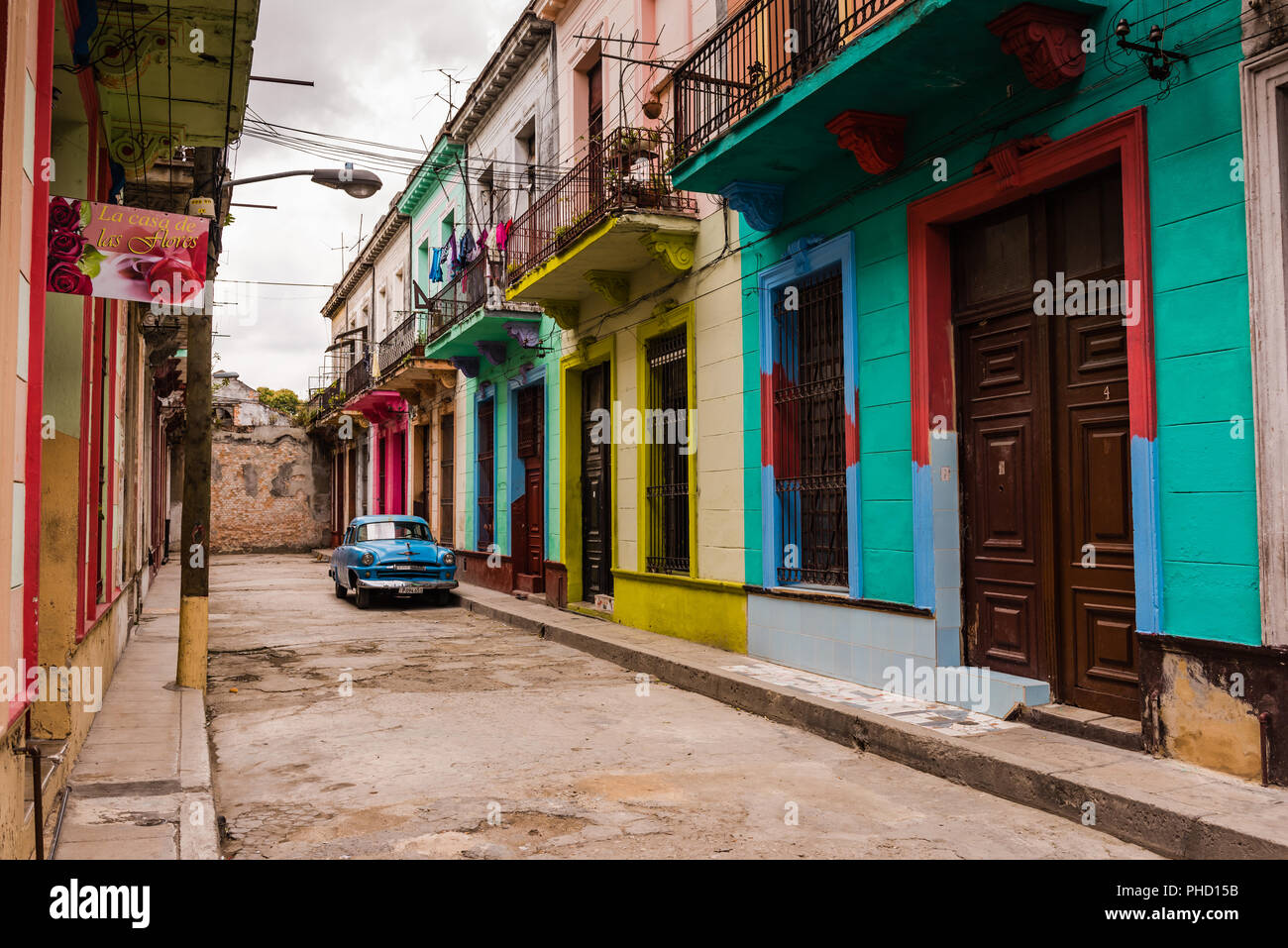 L'Avana, Cuba / Marzo 22, 2016: dipinto luminosamente facciate di epoca coloniale edifici con seconda storia di balconi in ferro battuto in un vicolo di l'Avana Vecchia. Foto Stock