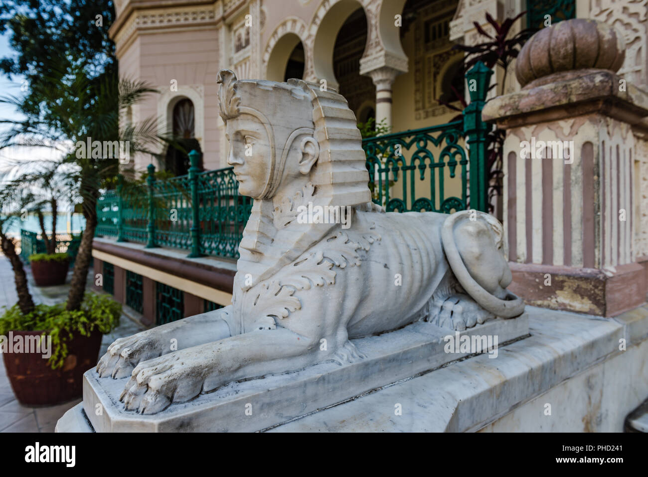 Cienfuegos, Cuba / Marzo 15, 2016: Sphinx statua protezioni ingresso al Palacio de Valle, una eclettica edificio architettonico in un mondo UNESCO Herita Foto Stock