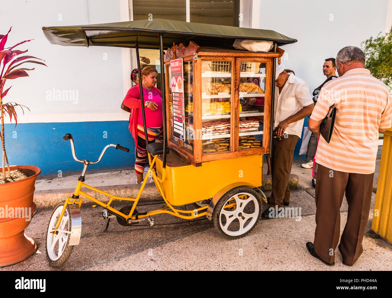 Sancti Spiritus , Cuba / Marzo 15, 2017: pasticceria - Dulces - venditore vende merce da un cavalletto mobile azionato da una ruota tre bicicletta. Foto Stock