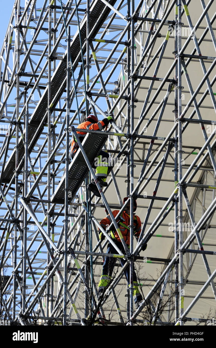 Lavoratori assemblare costruzioni di metallo Foto Stock