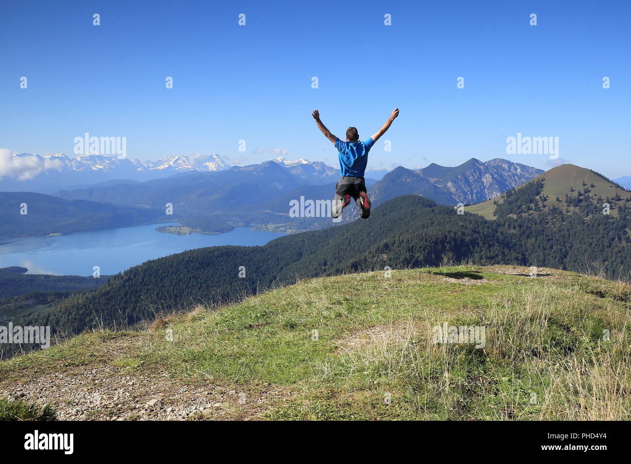 L uomo è il salto nella natura Foto Stock