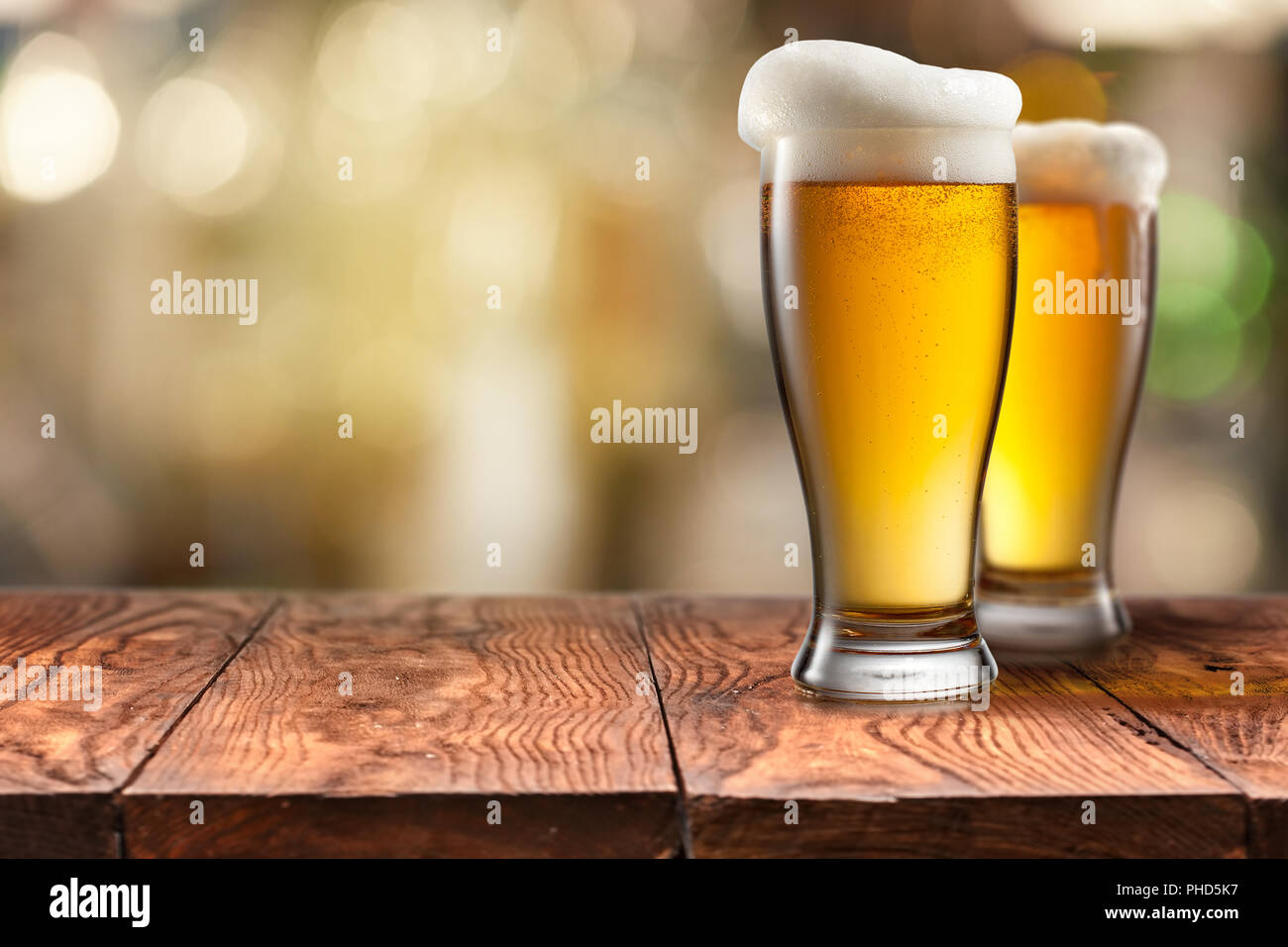 Due bicchiere di birra sul tavolo di legno Foto Stock Due bicchiere di birra sul tavolo di legno Foto Stock