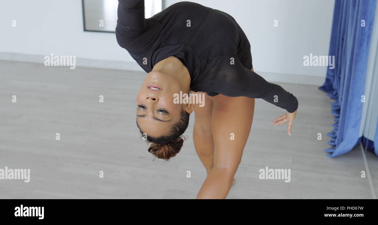 Donna espressive in movimento di danza Foto Stock