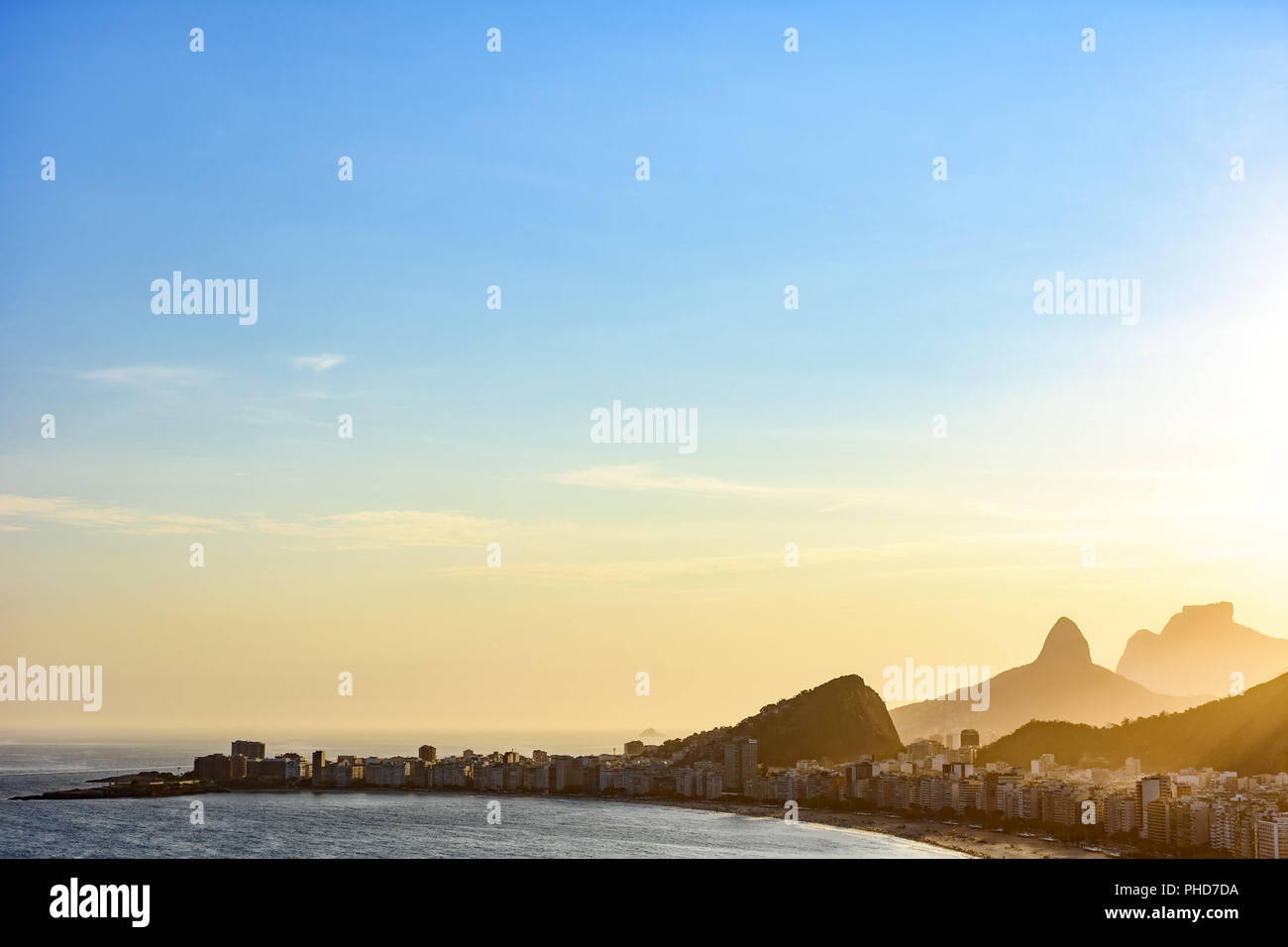 Spiaggia di Copacabana al tramonto a Rio de Janeiro Foto Stock