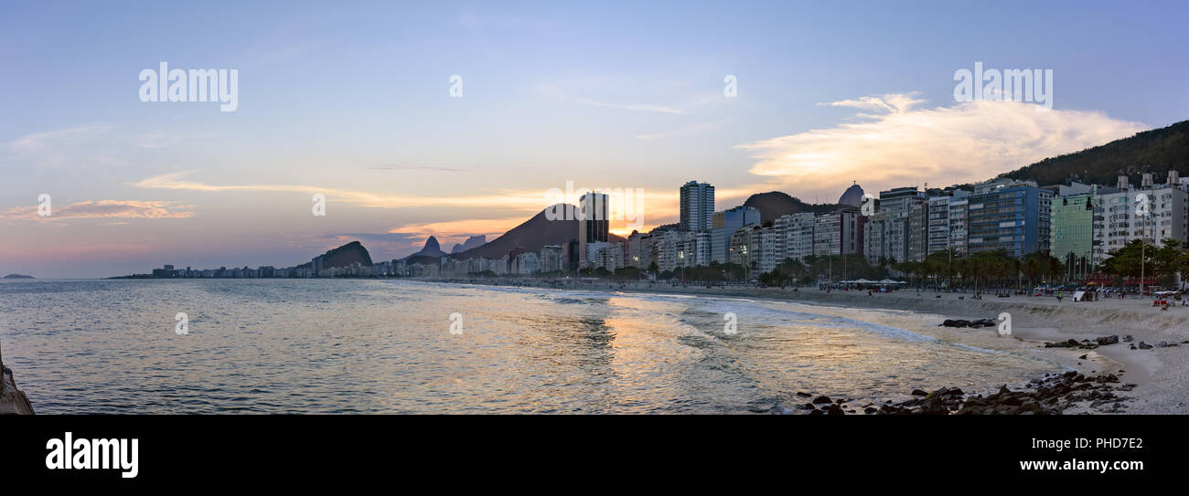 Leme e spiaggia di Copacabana al tramonto a Rio de Janeiro Foto Stock