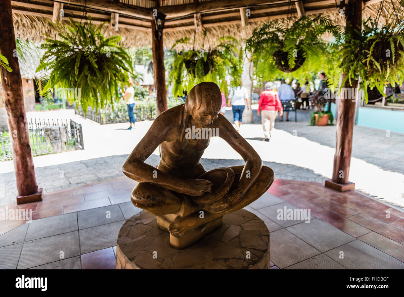 Santa Clara, Cuba / 16 marzo 2016 scultura di donne indigene all'Hotel Las Caneyes. Foto Stock