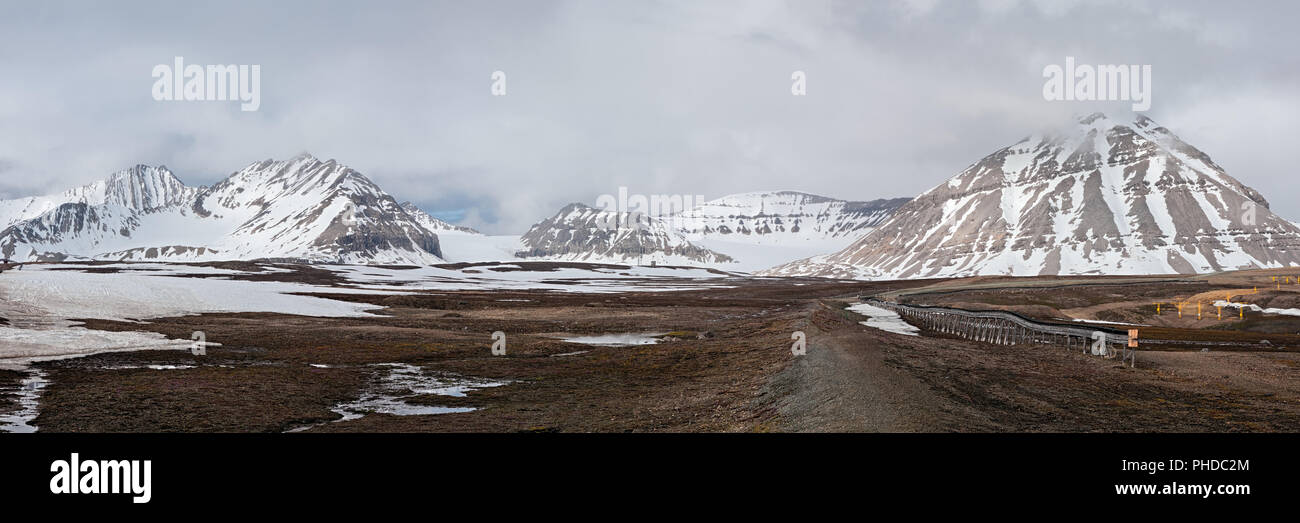 Paesaggio di montagna in Ny Alesund, isole Svalbard Foto Stock