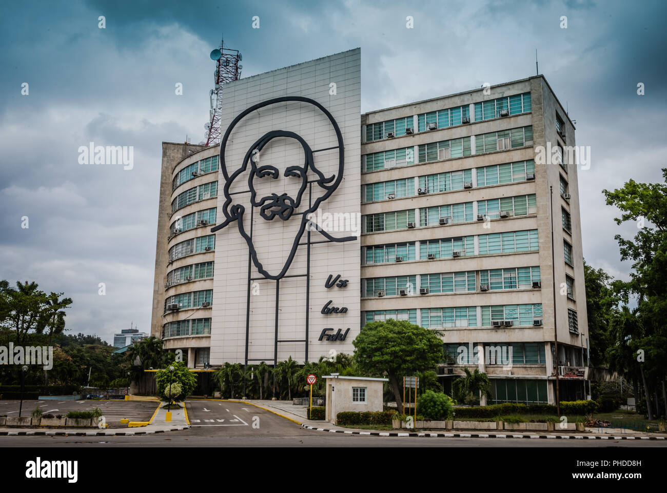 Ferro murale del leader rivoluzionario Fidel Castro sulla facciata degli uffici dei Ministeri delle Comunicazioni. Foto Stock