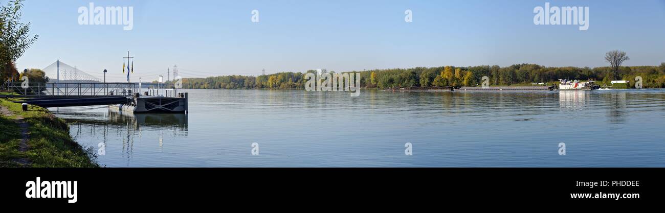 Blue fiume Danubio con il molo Foto Stock