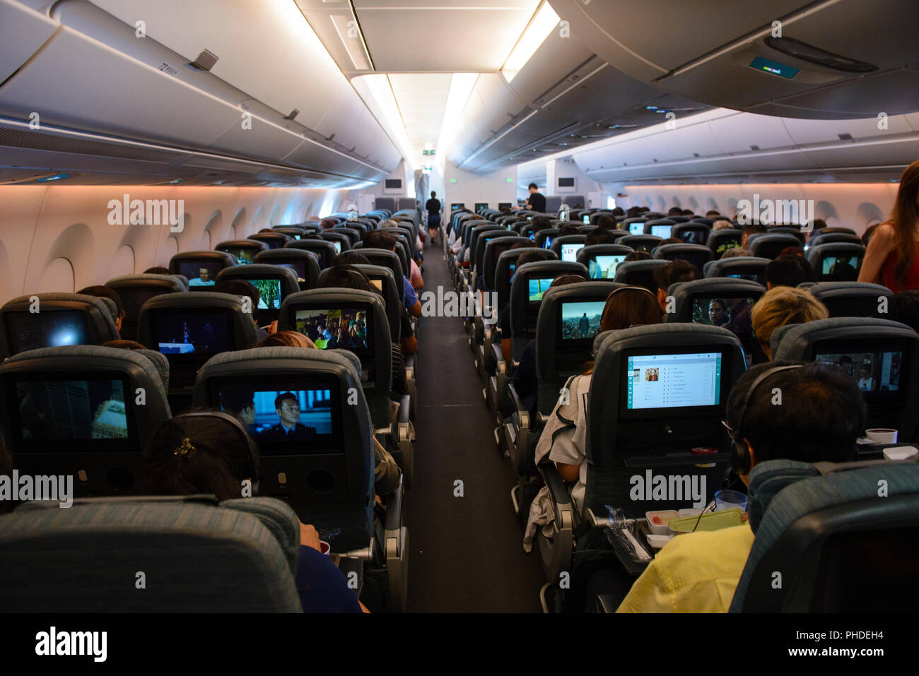 Singapore, Singapore - 16 Agosto 2018 : All'interno della classe economy in volo di Cathay Pacific Airbus 350-900 Foto Stock