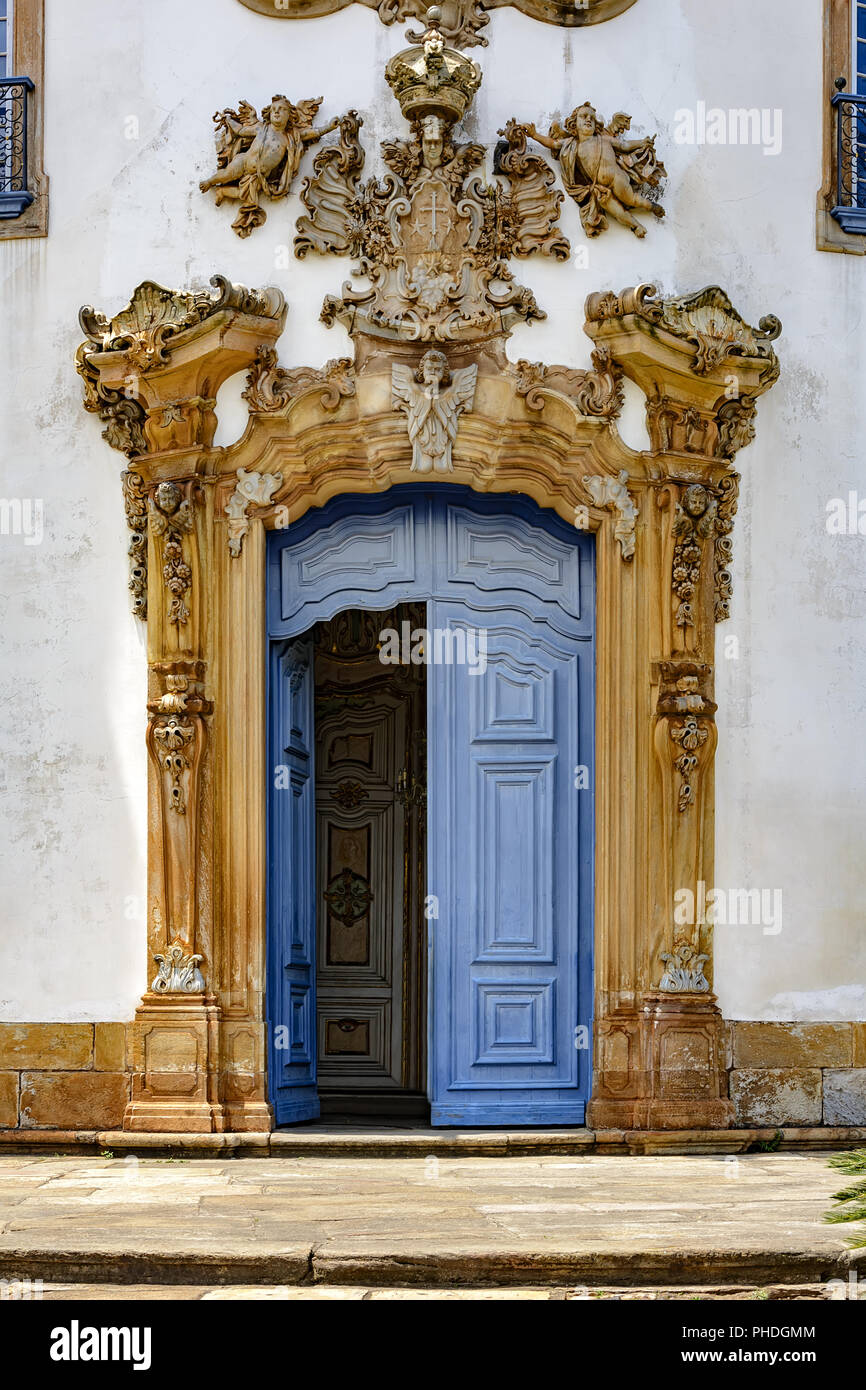 Antica e storica chiesa facciata ed entrata Foto Stock