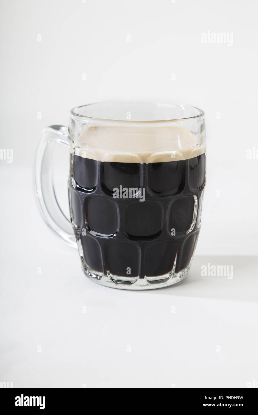 Birra nera in una tazza Foto Stock