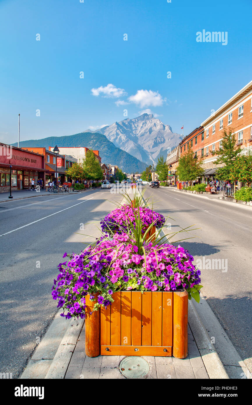 BANFF, Canada - 20 AGO 2018: Banff Avenue all'interno del Parco Nazionale di Banff con la Cascade Mountain in background. La famosa cittadina è rinomata per i suoi pro Foto Stock