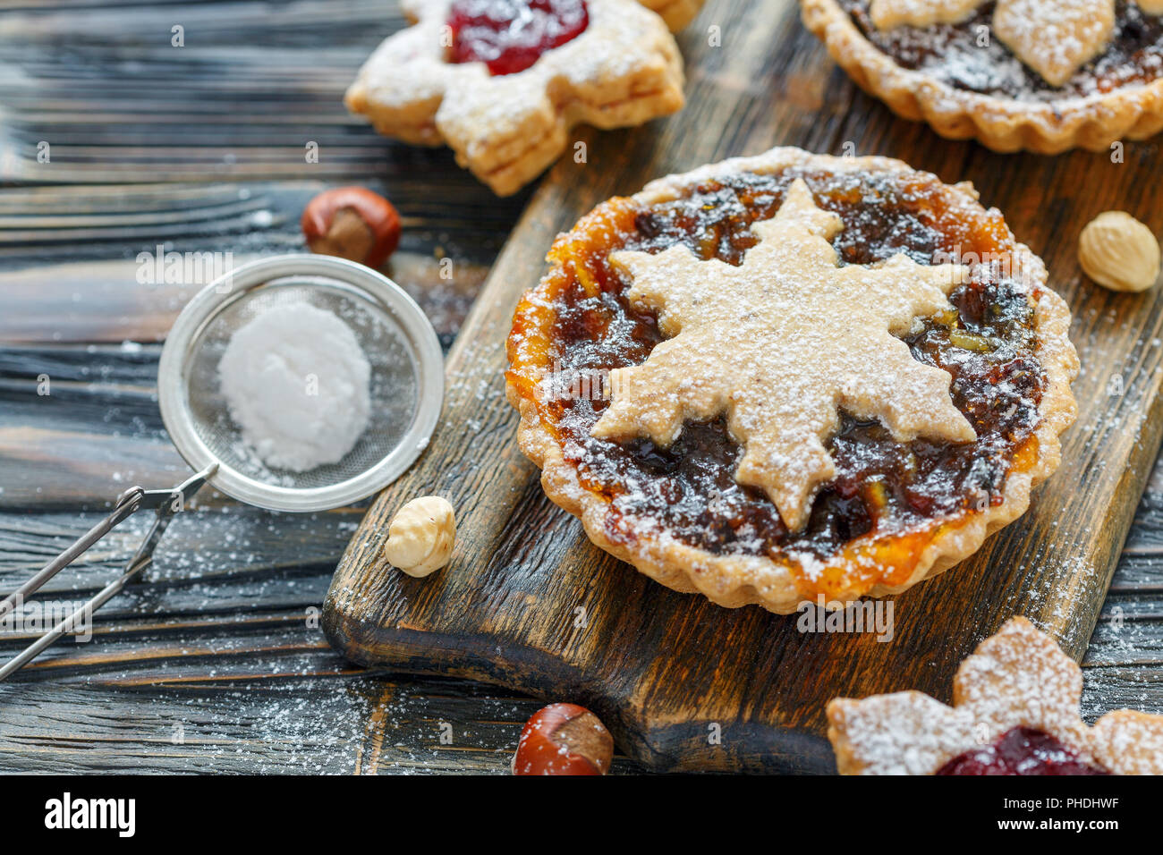 Tortine con frutta secca, confettura di arancio e i dadi. Foto Stock