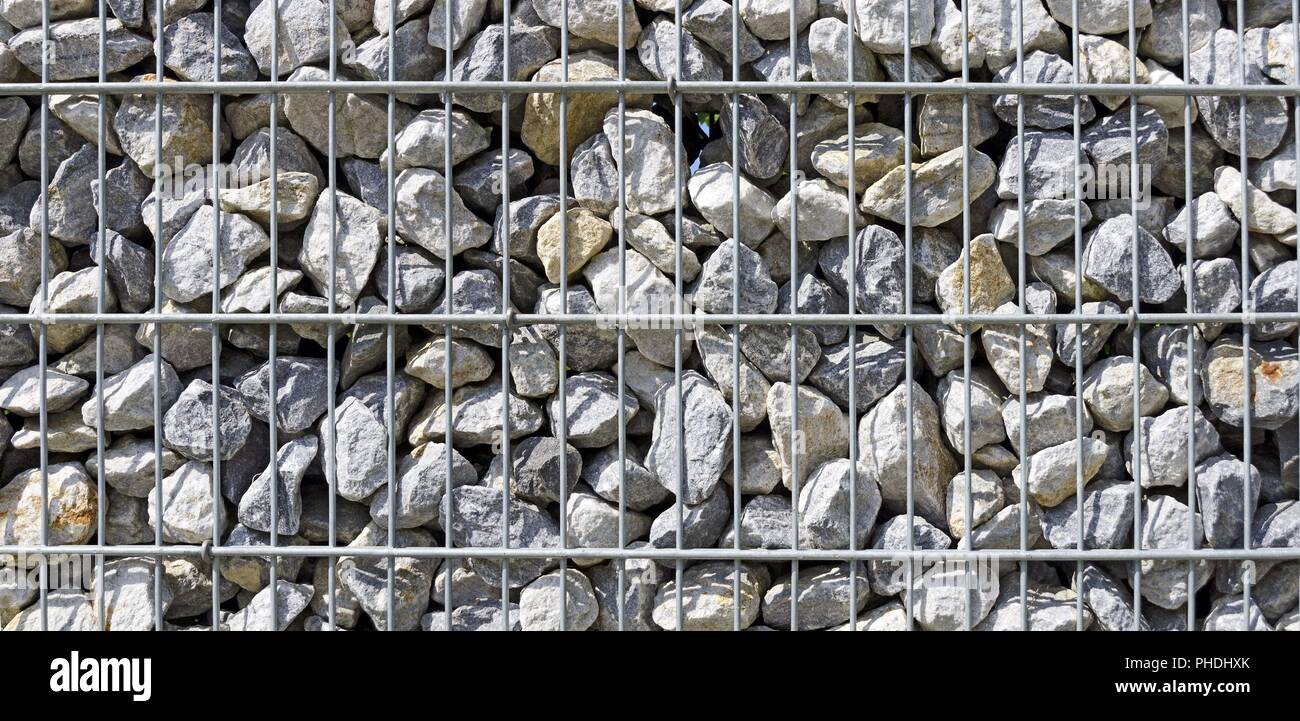 Rotture di pietre in un gabbione Foto Stock