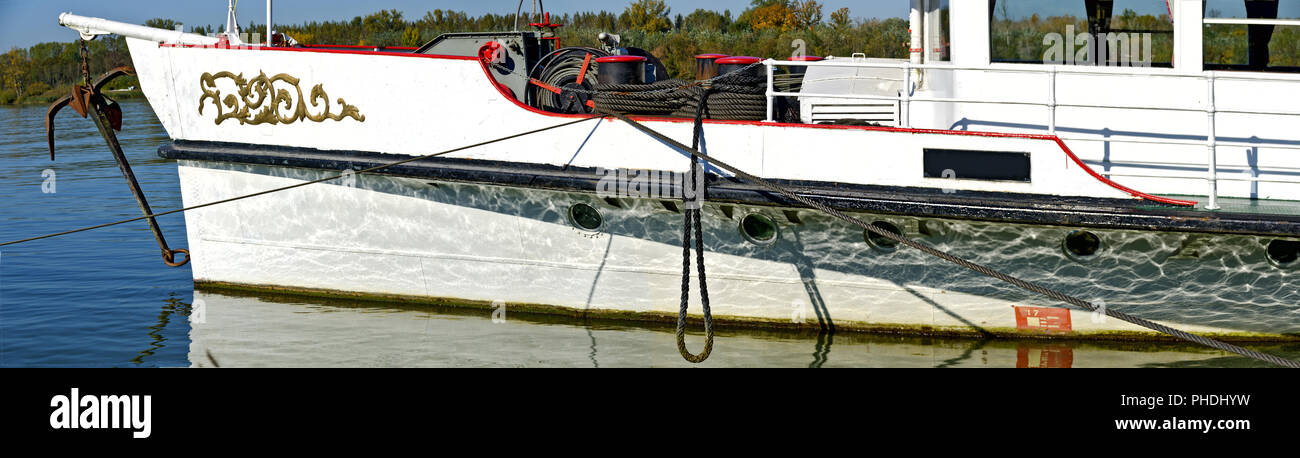 Prua di una ormeggiata in barca sul fiume Foto Stock