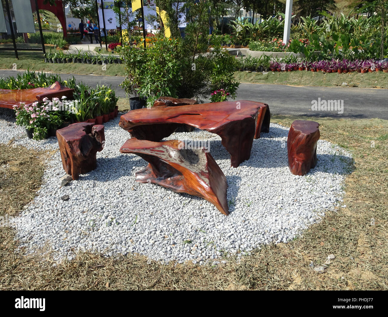 Tavoli e panche di legno di monconi e utilizzato il legno. Designer creatività rende bella e preziosa. Foto Stock Tavoli e panche di legno di monconi e utilizzato il legno. Designer creatività rende bella e preziosa. Foto Stock