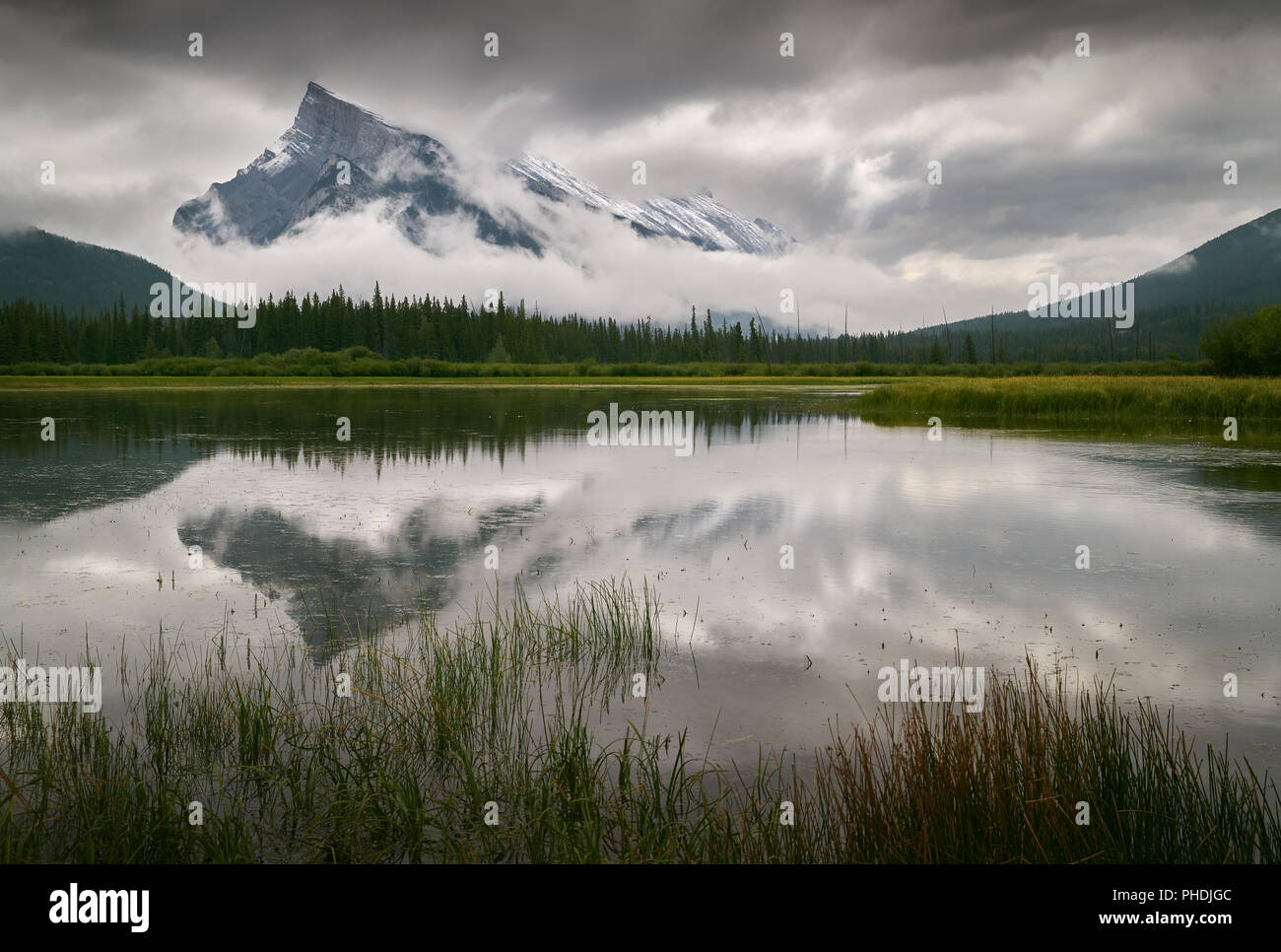 Vermiglio laghi e Mount Rundle, Alberta. Vermiglio laghi riflessione di neve fresca su Mount Rundle. Alberta, Canada. Foto Stock