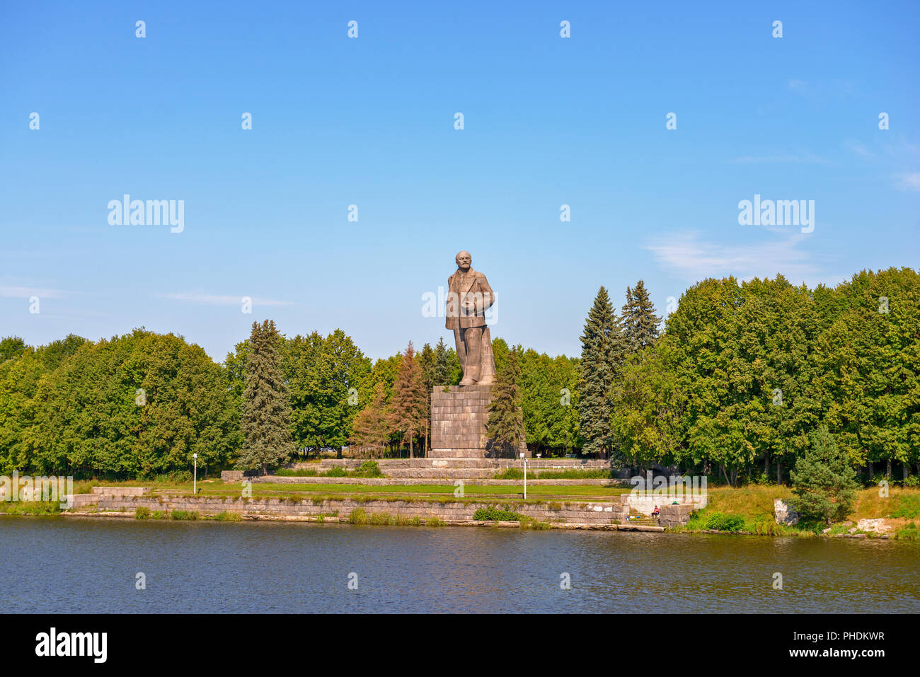 Statua di Lenin sulla riva del canale di Mosca Foto Stock