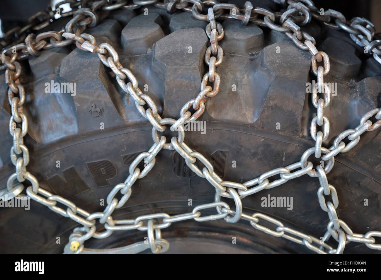 Catena da neve su pneumatici invernali Foto Stock