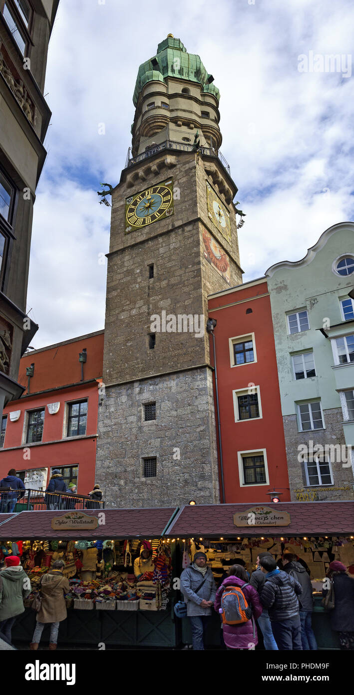 Mercatino di Natale di fronte alla torre della città di Innsbruck Foto Stock