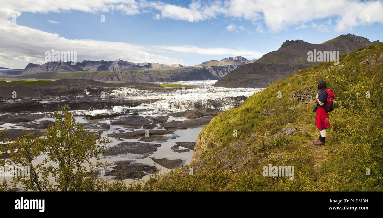 Escursionista presso il Glacier Svinafellsjoekull in Vatnajoekull National Park, Est Islanda, Islanda, Europa Foto Stock