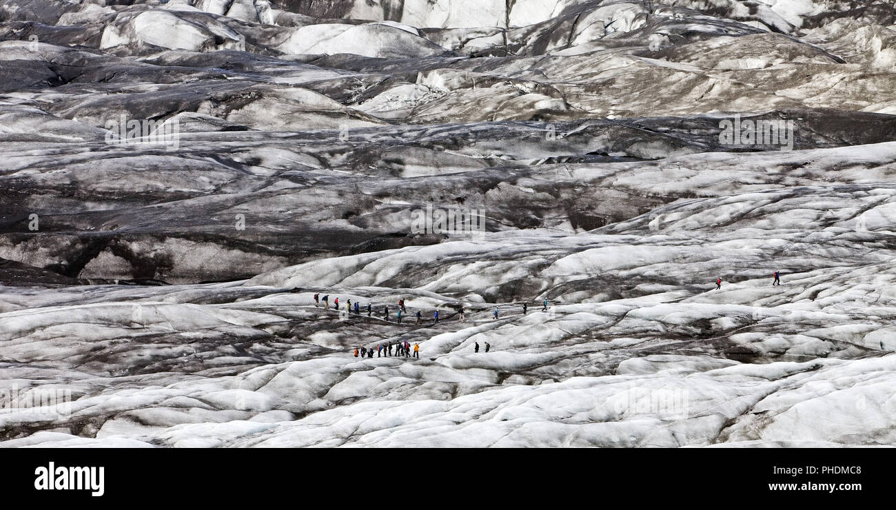 Persone sul ghiacciaio in Svinafellsjoekull Vatnajoekull National Park, Est Islanda, Islanda, Europa Foto Stock