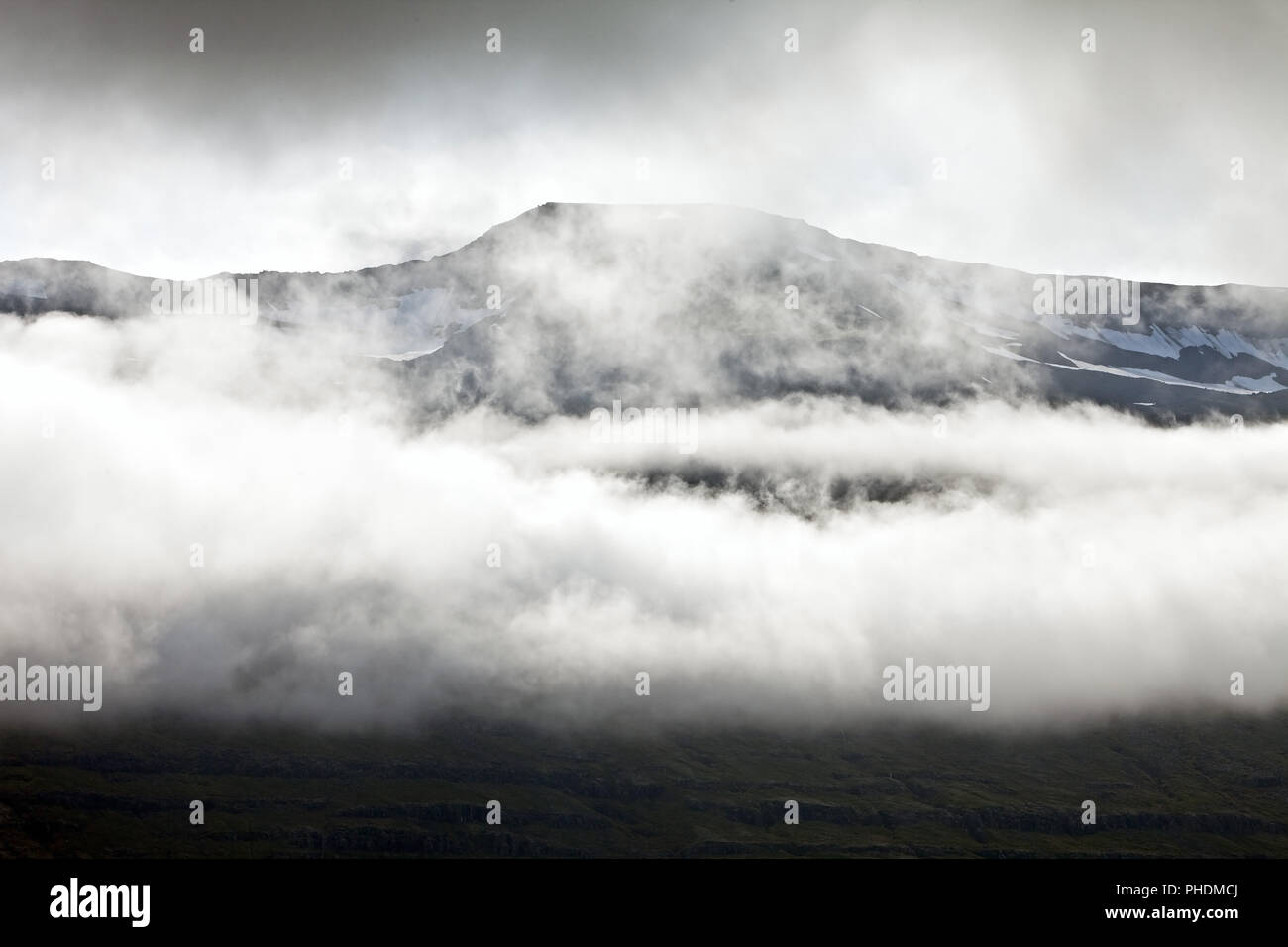 Nuvole e sole in montagna, Strandartindur Seydisfjoerdur, Est Islanda, Islanda, Europa Foto Stock