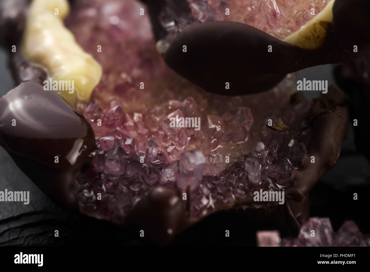 Commestibile di cristalli di zucchero su sfondo nero Foto Stock