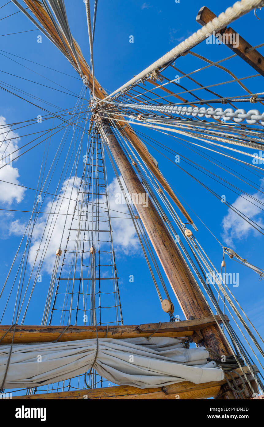 Vela ripiegata e montante su una vecchia barca a vela Foto Stock