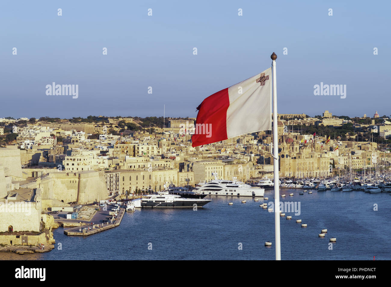 La Valletta, Malta bandiera Maltese sventolando prima del Grand Harbour. Foto Stock
