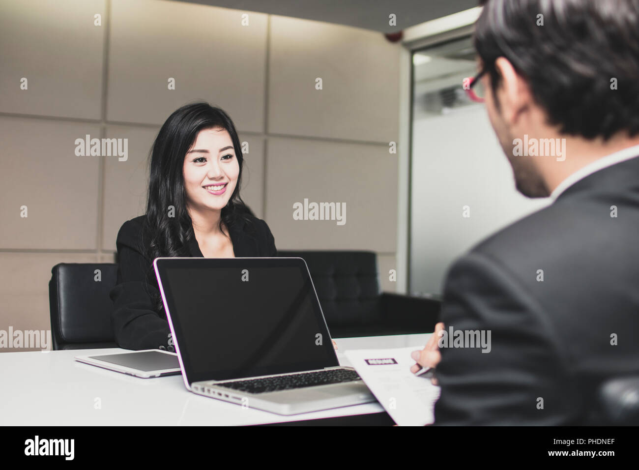 Asian bella giovane candidato donna presenta se stessa per intervistatore con un grande sorriso per ottenere lavoro in ufficio Foto Stock