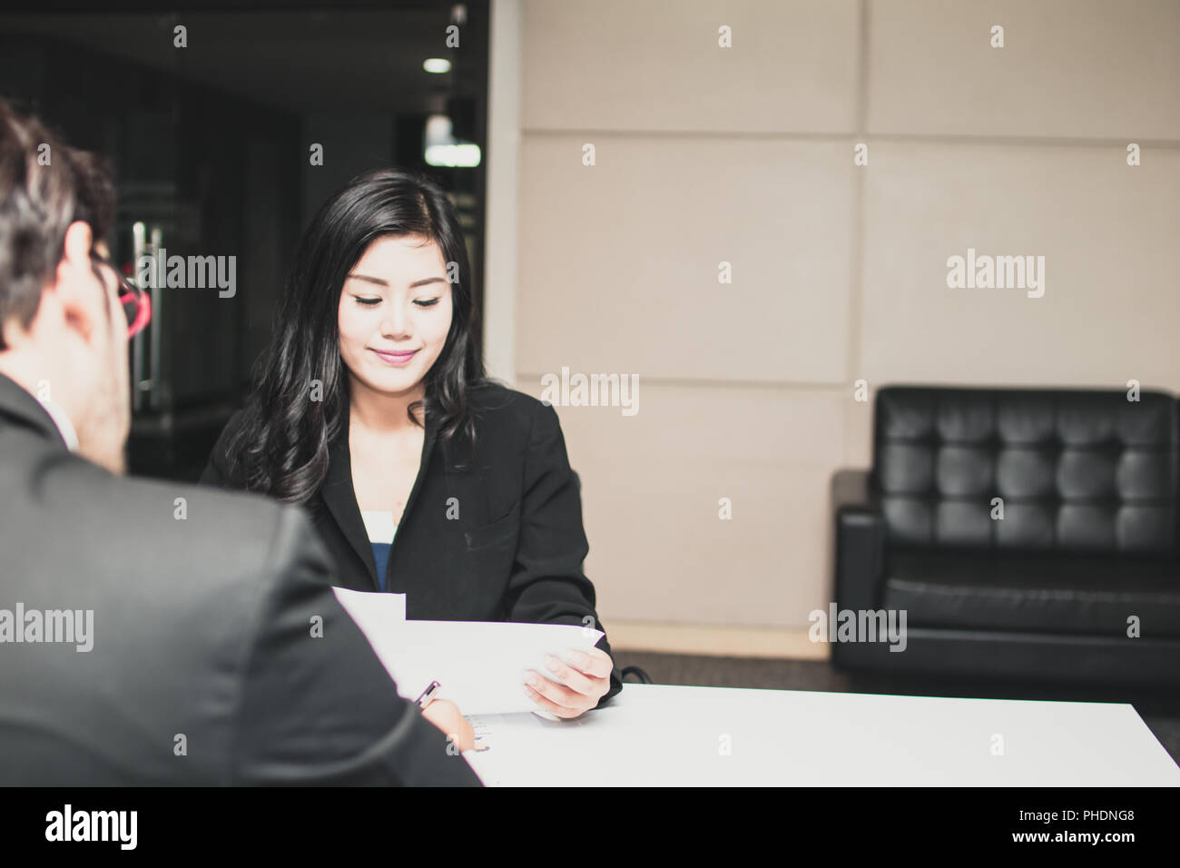 Asian bella giovane candidato donna presenta se stessa per intervistatore con un grande sorriso per ottenere lavoro in ufficio. Foto Stock