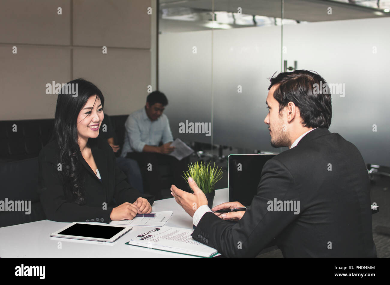 Asian bella giovane candidato donna presenta se stessa per intervistatore con un grande sorriso per ottenere lavoro in ufficio. Foto Stock