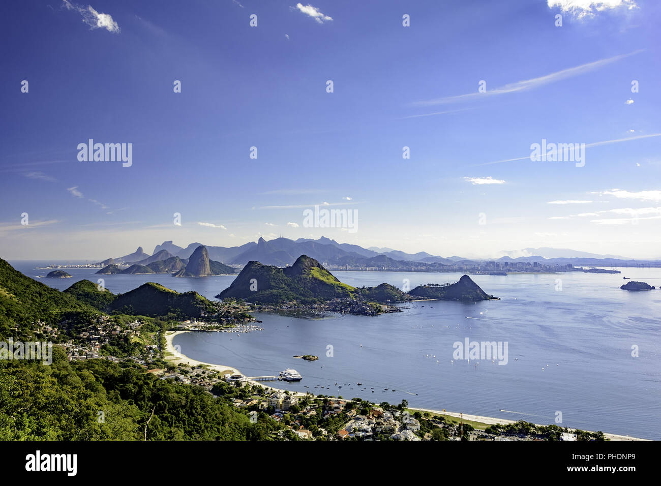 Vista di Rio de Janeiro skyline da Niteroi Foto Stock