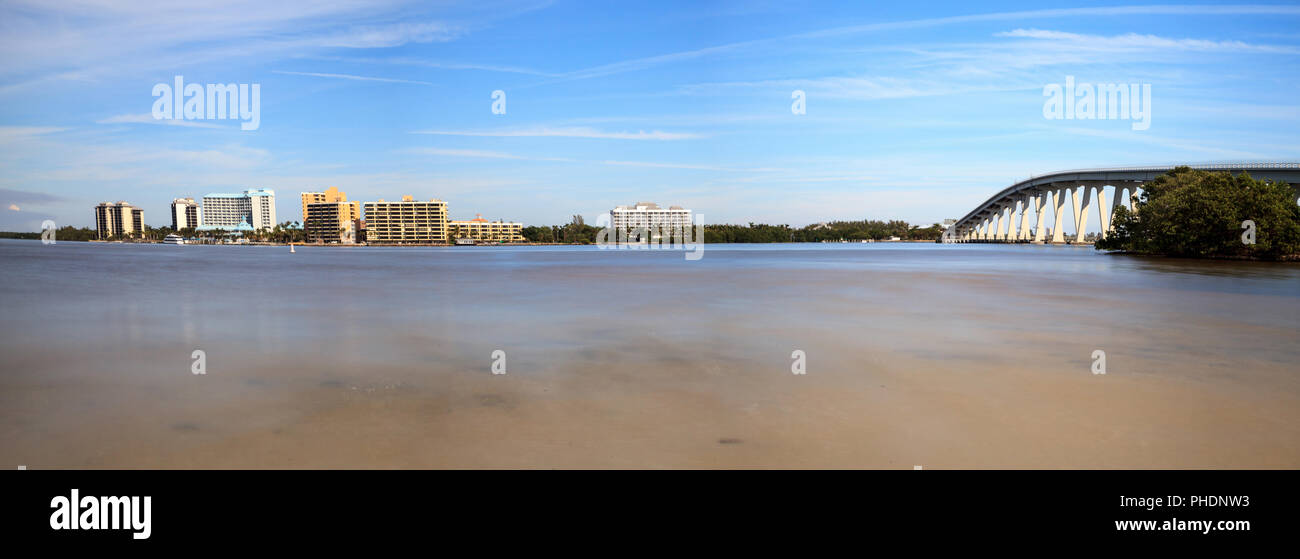 Vista della spiaggia di Sanibel Causeway bridge, Foto Stock