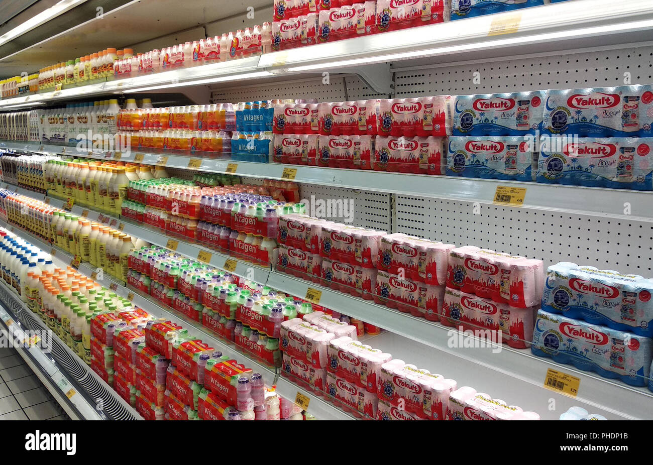 Latte contenente prebiotici e batteri buoni confezionati in bottiglie piccole e visualizzati sugli scaffali del supermercato per la vendita. Foto Stock