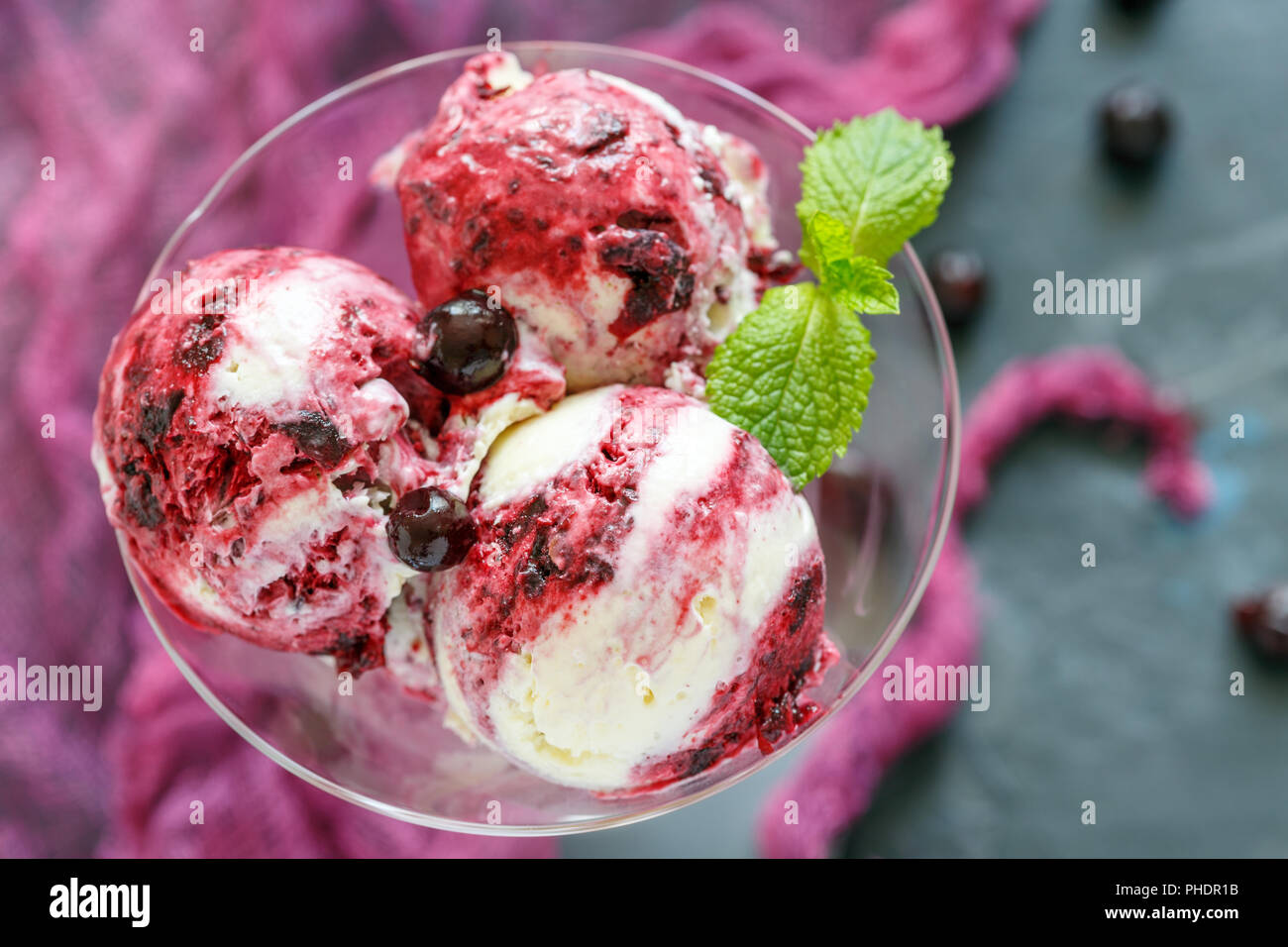 Gelato alla vaniglia con il ribes nero. Foto Stock