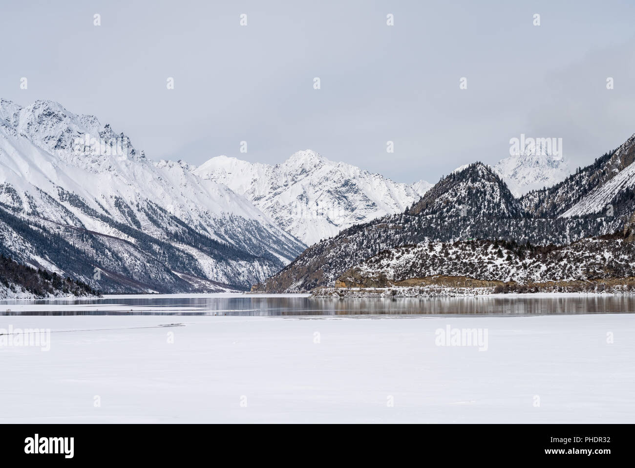 Neve montagna e lago di ghiaccio in inverno Foto Stock