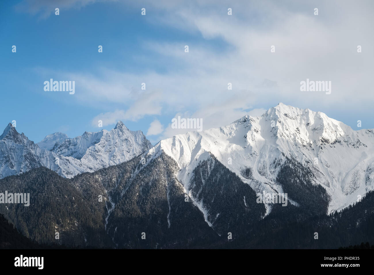 Montagna di neve contro un cielo blu Foto Stock