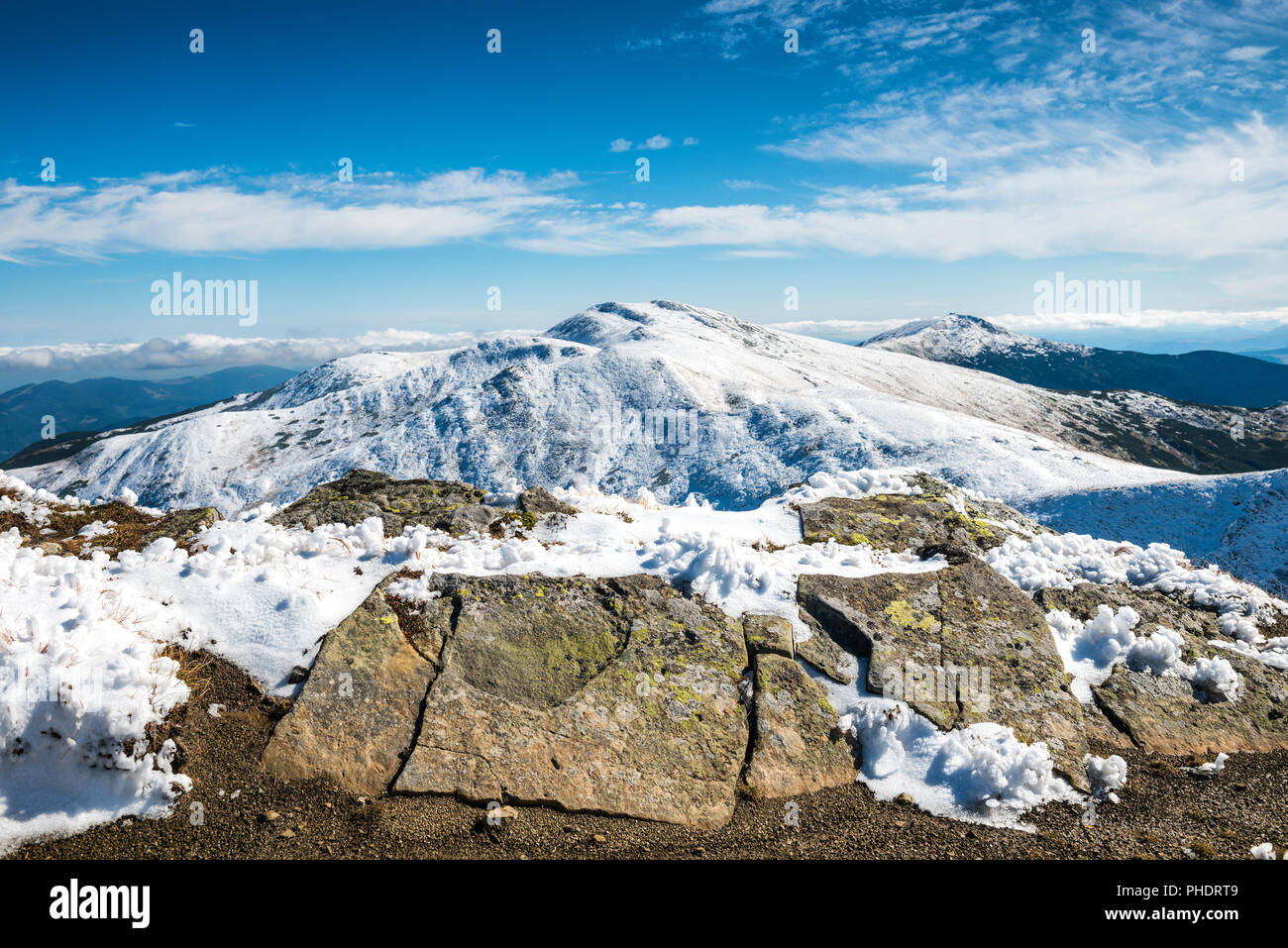 Bianche cime delle montagne con rocce Foto Stock